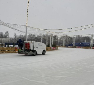 Работы по восстановлению льда на катке завершены