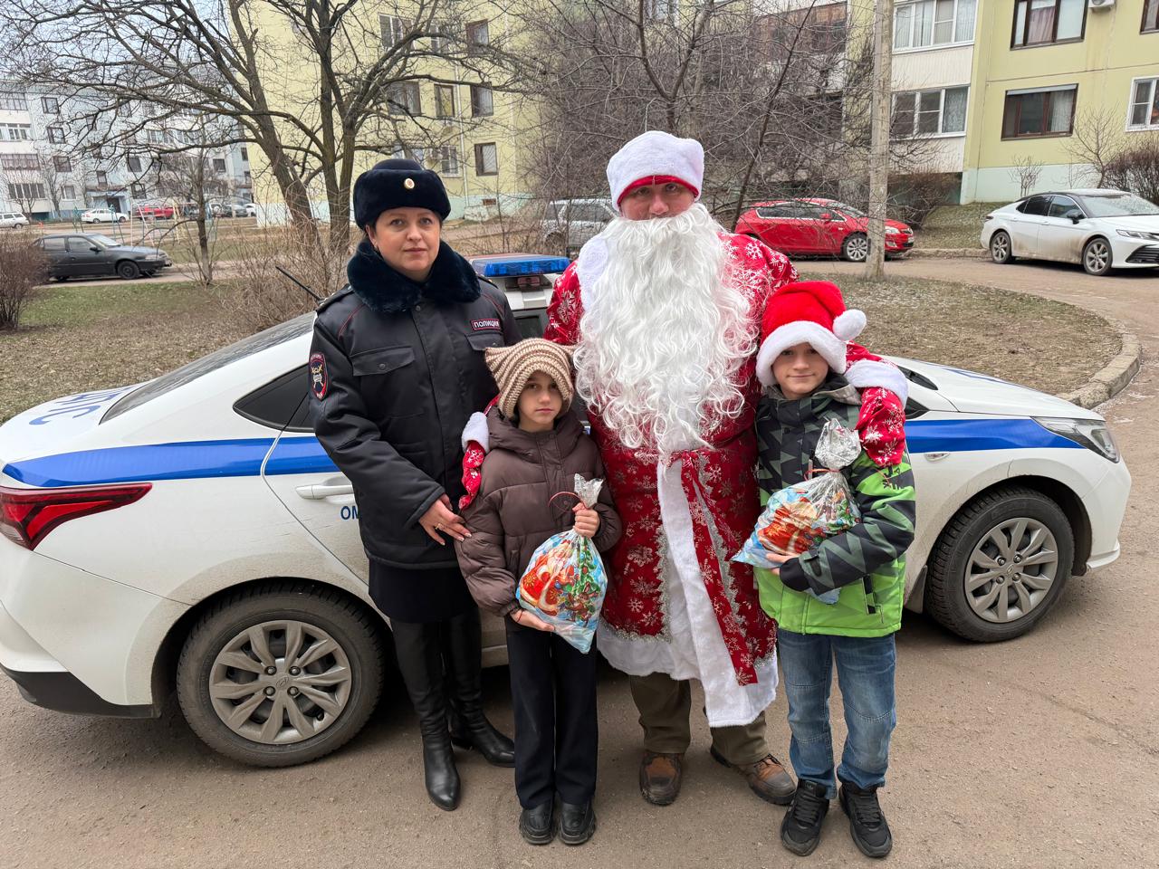 Полицейский Дед Мороз принес новогоднее настроение и уроки безопасности детям Каменского района Полицейский Дед Мороз принес новогоднее настроение и уроки безопасности детям Каменского района