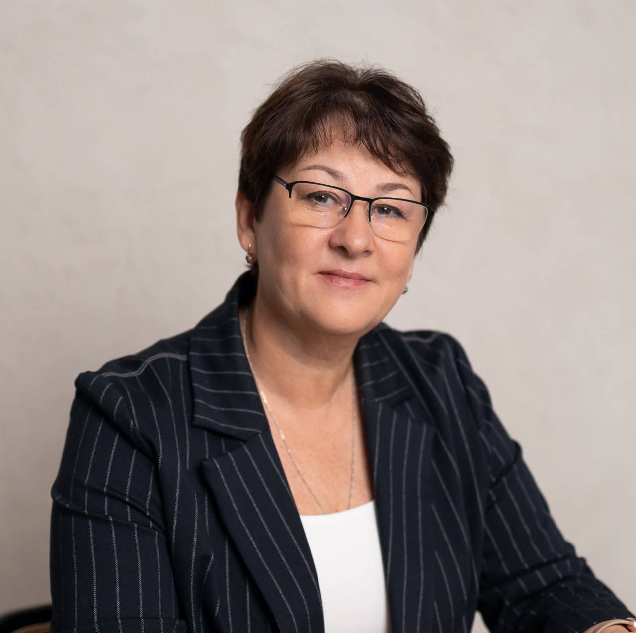 Губернатор Александр Гусев поздравил с юбилеем директора МФЦ Воронежской области Майю Богдалову