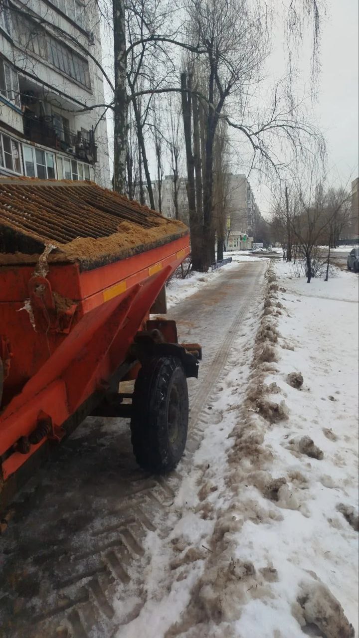 В Коминтерновском районе в связи с температурный качелями повышенное внимание уделяется обработке пескосоляной смесью тротуарной сети В Коминтерновском районе в связи с температурный качелями повышенное внимание уделяется обработке пескосоляной смесью тротуарной сети