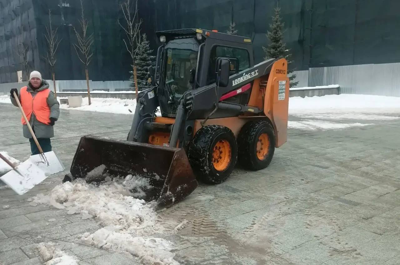 В Центральном районе идет обработка тротуаров и дорог от наледи В Центральном районе идет обработка тротуаров и дорог от наледи