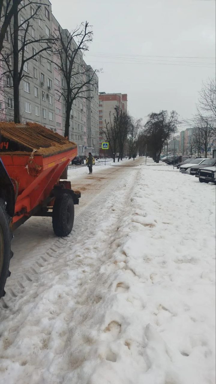 В Коминтерновском районе в связи с температурный качелями повышенное внимание уделяется обработке пескосоляной смесью тротуарной сети В Коминтерновском районе в связи с температурный качелями повышенное внимание уделяется обработке пескосоляной смесью тротуарной сети