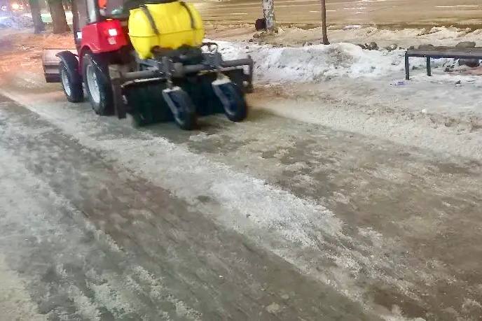 Комбинат благоустройства Железнодорожного района очищает и обрабатывает тротуары Комбинат благоустройства Железнодорожного района очищает и обрабатывает тротуары