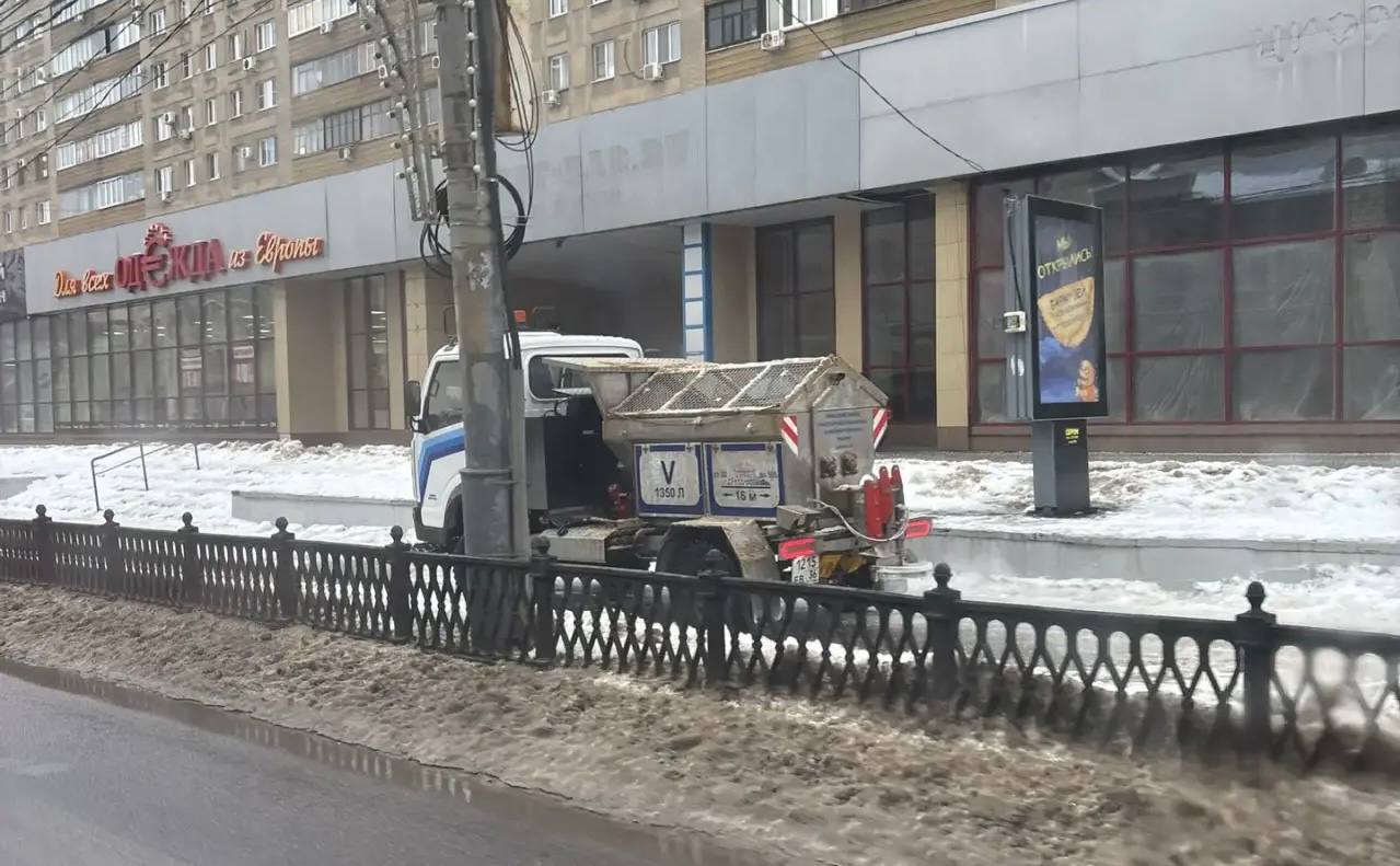 В Центральном районе идет обработка тротуаров и дорог от наледи В Центральном районе идет обработка тротуаров и дорог от наледи