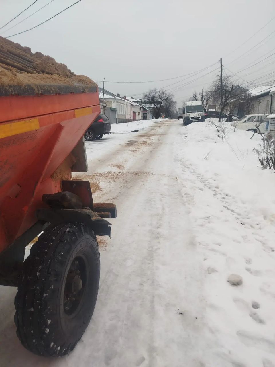 В Коминтерновском районе в связи с температурный качелями повышенное внимание уделяется обработке пескосоляной смесью тротуарной сети В Коминтерновском районе в связи с температурный качелями повышенное внимание уделяется обработке пескосоляной смесью тротуарной сети