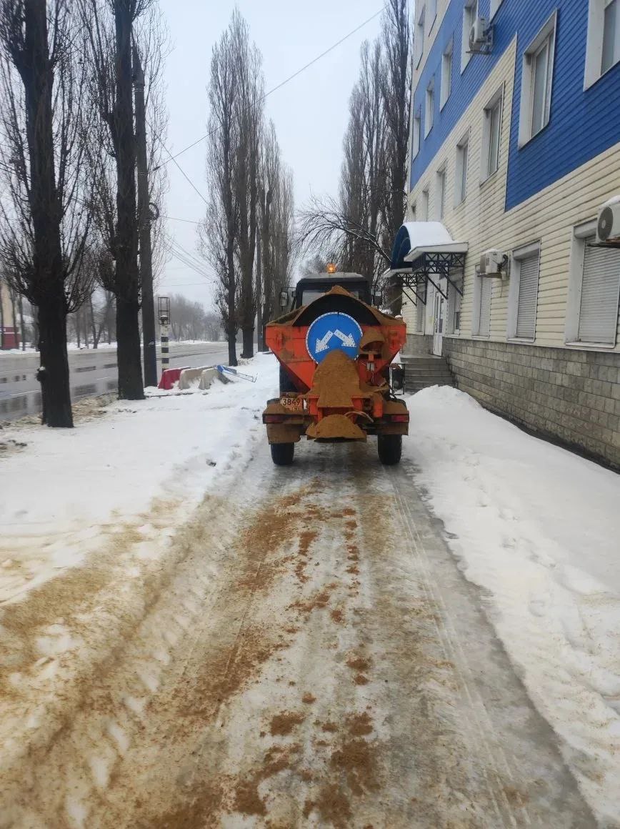 В Коминтерновском районе в связи с температурный качелями повышенное внимание уделяется обработке пескосоляной смесью тротуарной сети В Коминтерновском районе в связи с температурный качелями повышенное внимание уделяется обработке пескосоляной смесью тротуарной сети