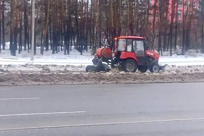 Комбинат благоустройства Железнодорожного района очищает и обрабатывает тротуары