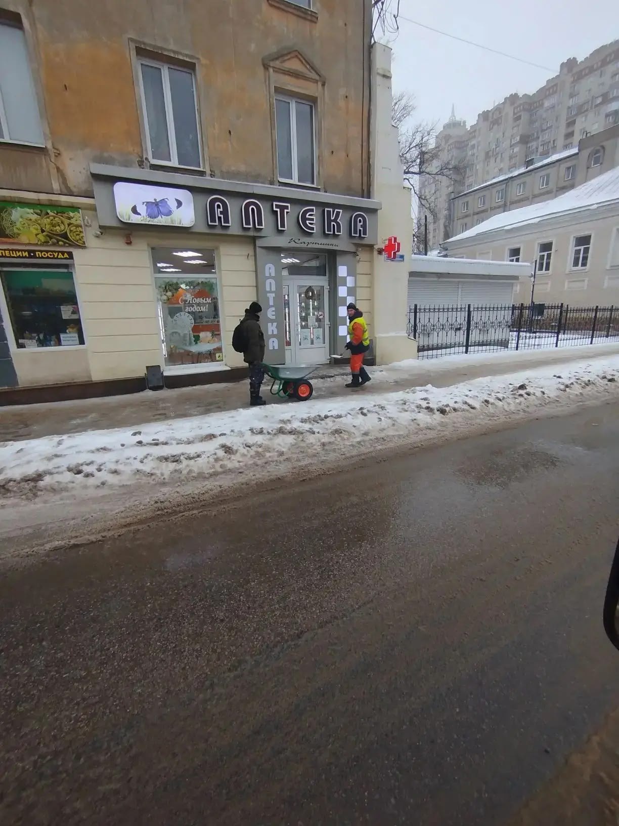 Комбинат благоустройства Железнодорожного района очищает и обрабатывает тротуары Комбинат благоустройства Железнодорожного района очищает и обрабатывает тротуары