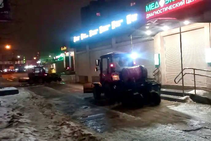 Комбинат благоустройства Железнодорожного района очищает и обрабатывает тротуары Комбинат благоустройства Железнодорожного района очищает и обрабатывает тротуары