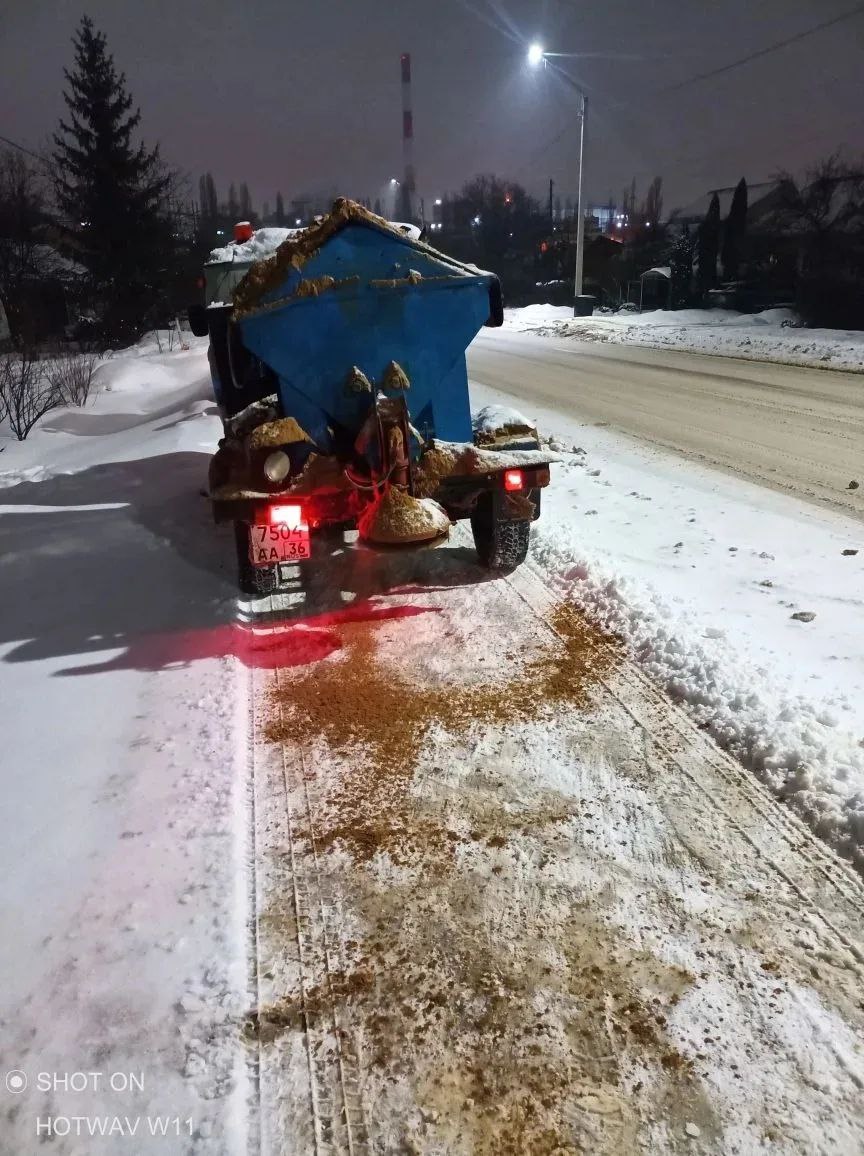 В Коминтерновском районе в связи с температурный качелями повышенное внимание уделяется обработке пескосоляной смесью тротуарной сети В Коминтерновском районе в связи с температурный качелями повышенное внимание уделяется обработке пескосоляной смесью тротуарной сети