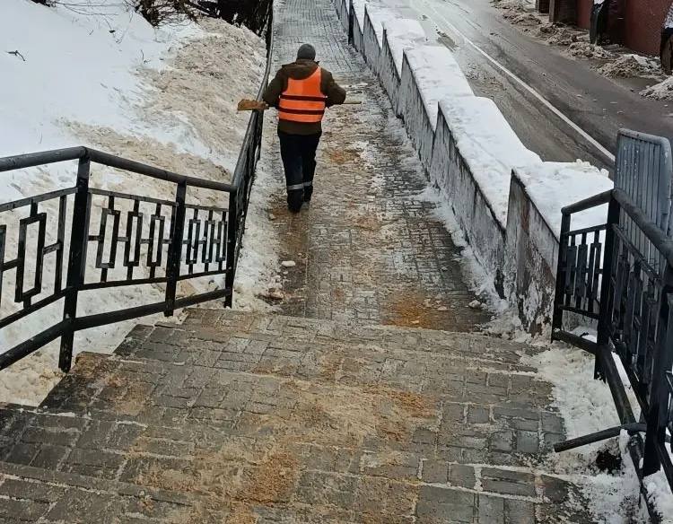 В Центральном районе идет обработка тротуаров и дорог от наледи В Центральном районе идет обработка тротуаров и дорог от наледи