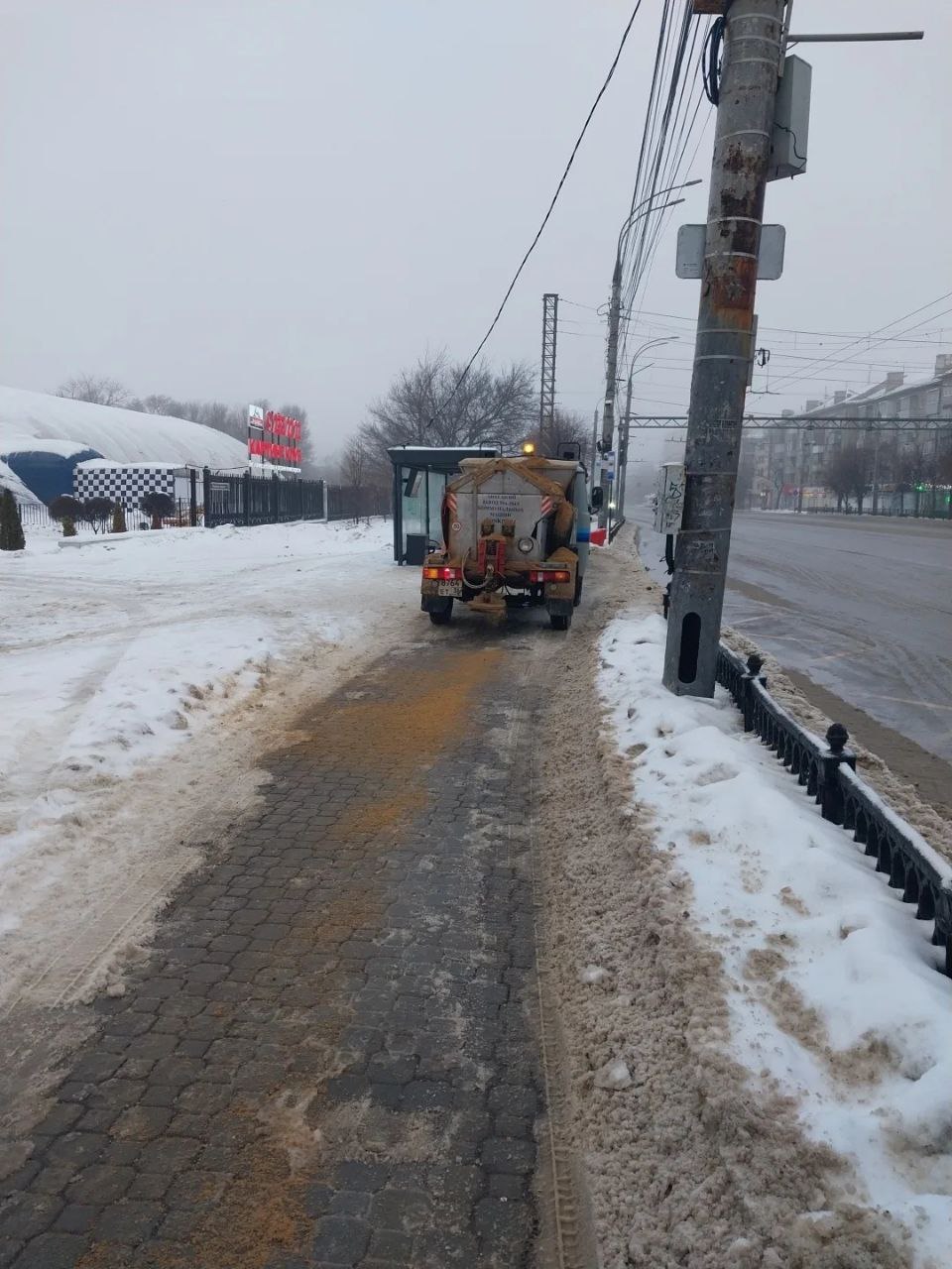 В Коминтерновском районе в связи с температурный качелями повышенное внимание уделяется обработке пескосоляной смесью тротуарной сети В Коминтерновском районе в связи с температурный качелями повышенное внимание уделяется обработке пескосоляной смесью тротуарной сети