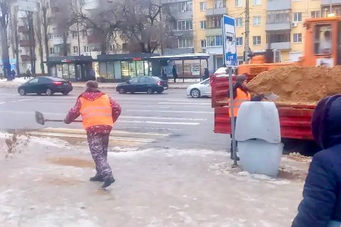 Комбинат благоустройства Железнодорожного района очищает и обрабатывает тротуары Комбинат благоустройства Железнодорожного района очищает и обрабатывает тротуары