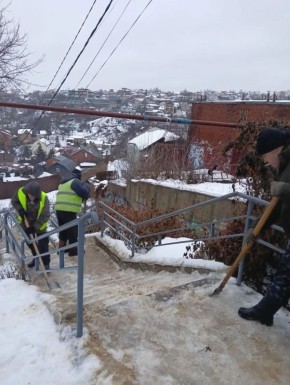 В Ленинском районе продолжают зимнюю уборку территории