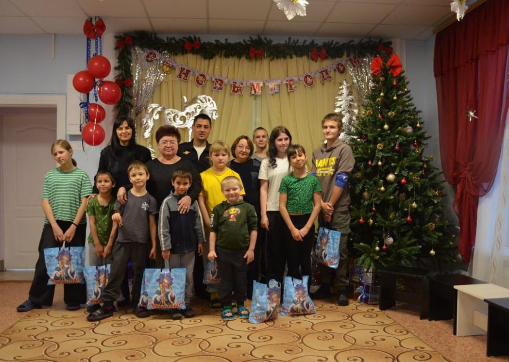 Полицейский Дед Мороз поздравил воспитанников социально-реабилитационного центра в Верхнем Мамоне