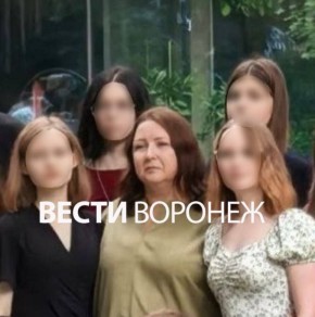 На фото - 42-летняя учительница русского языка и литературы из Воронежа Дина Дубинина
