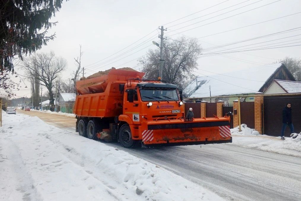 Работа комбината благоустройства на улично-дорожной сети района не останавливается Работа комбината благоустройства на улично-дорожной сети района не останавливается