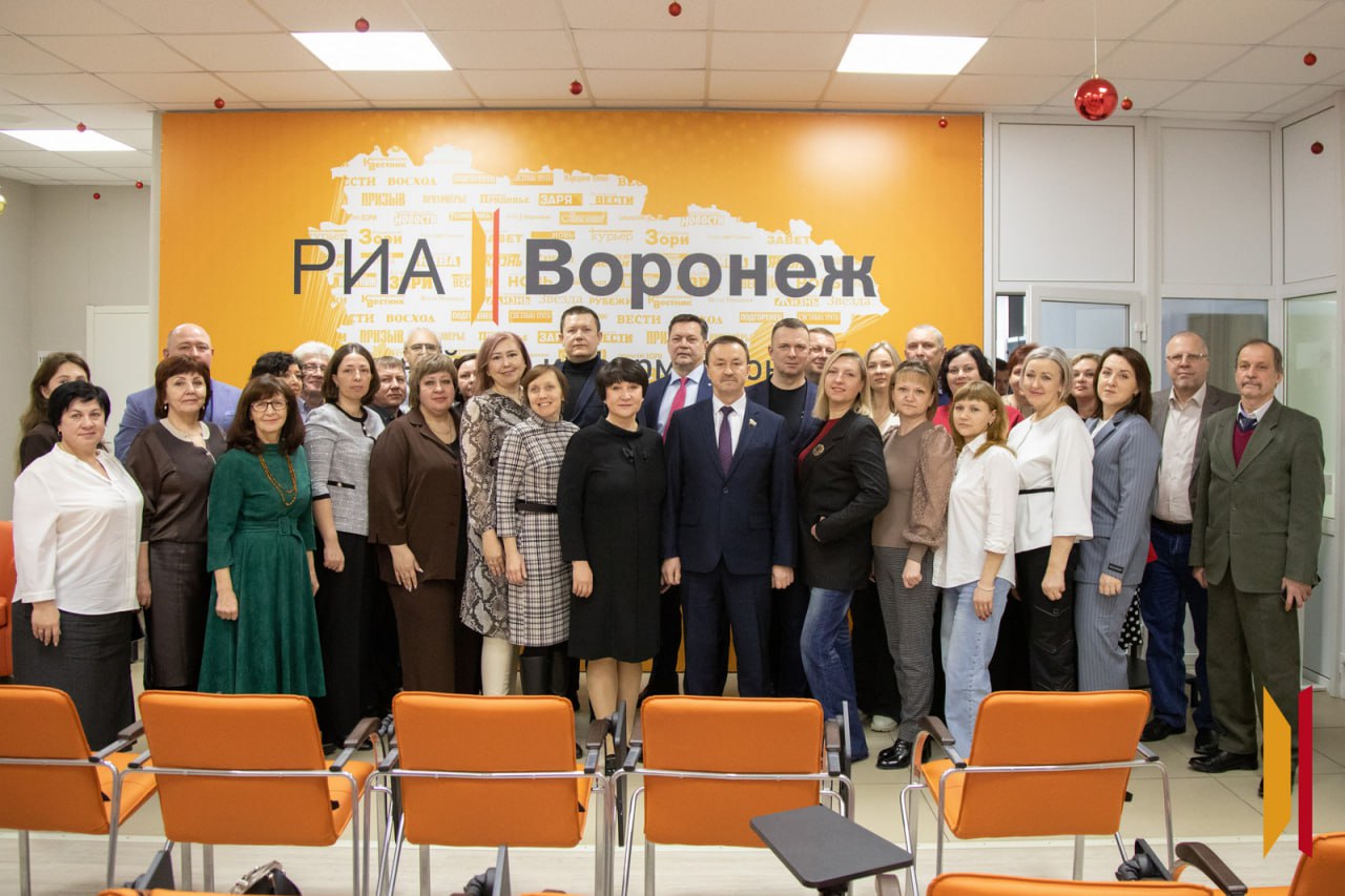 Юрий Матузов вручил коллективу РИА «Воронеж» Почетную грамоту областной думы Юрий Матузов вручил коллективу РИА «Воронеж» Почетную грамоту областной думы