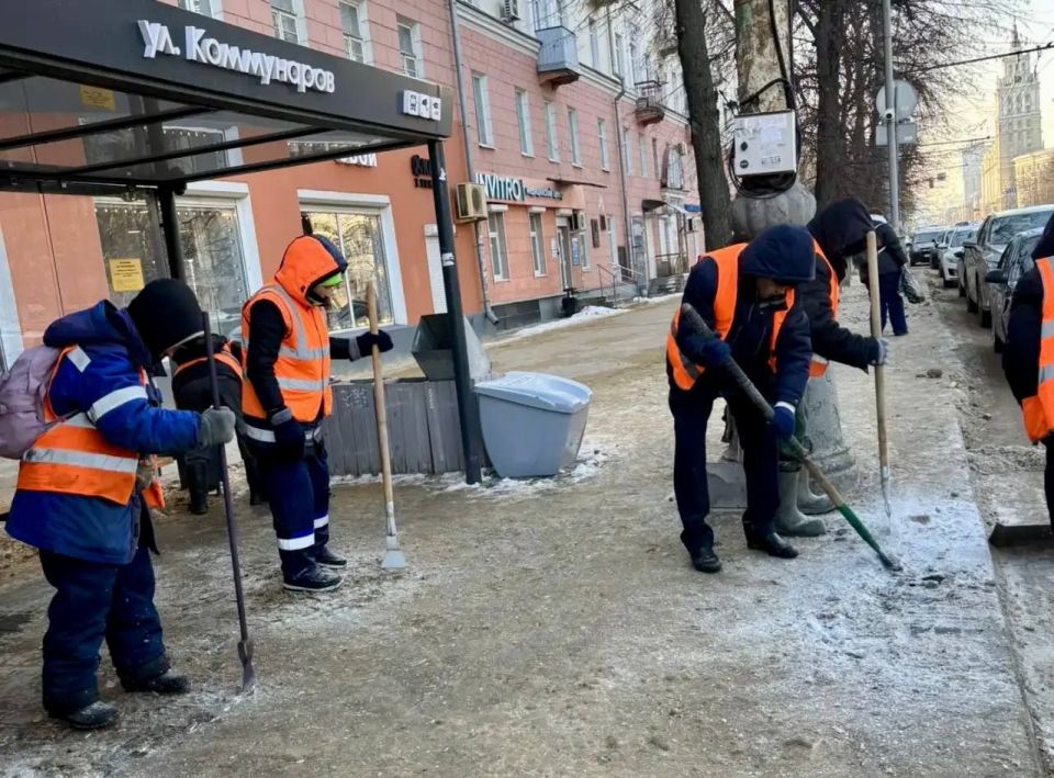 6 человек на одну остановку - управа Центрального района показала, как в Воронеже борются со льдом