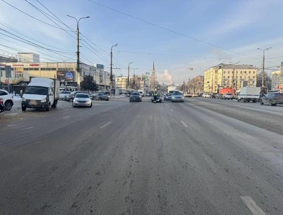 В Воронеже сотрудники Госавтоинспекции устанавливают обстоятельства столкновения транспортных средств