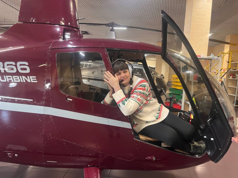 Юная девушка из Воронежской области побывала в кабине пилота благодаря «Елке желаний»