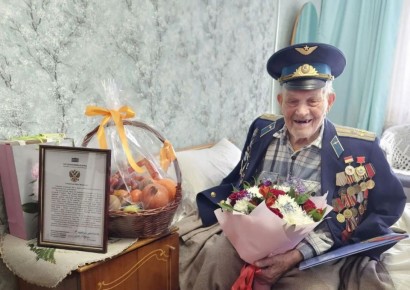 Руководитель управы Левобережного района поздравил ветерана с Днём освобождения Воронежа!