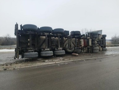 Фура перевернулась на платном участке М-4 «Дон»