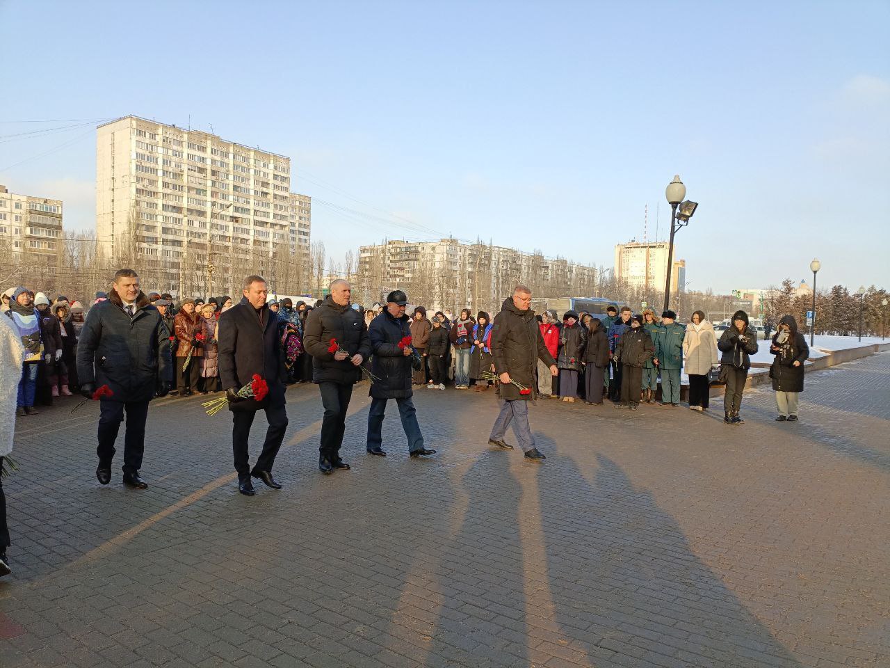 В Коминтерновском районе в преддверии 83-й годовщины освобождения Воронежа от немецко - фашистских захватчиков прошли торжественные церемонии возложения венков и цветов на братских могилах и воинских захоронениях