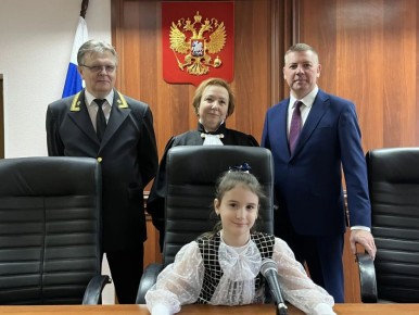 Губернатор Александр Гусев исполнил еще одну мечту 7-летней Эмилии из Нововоронежа