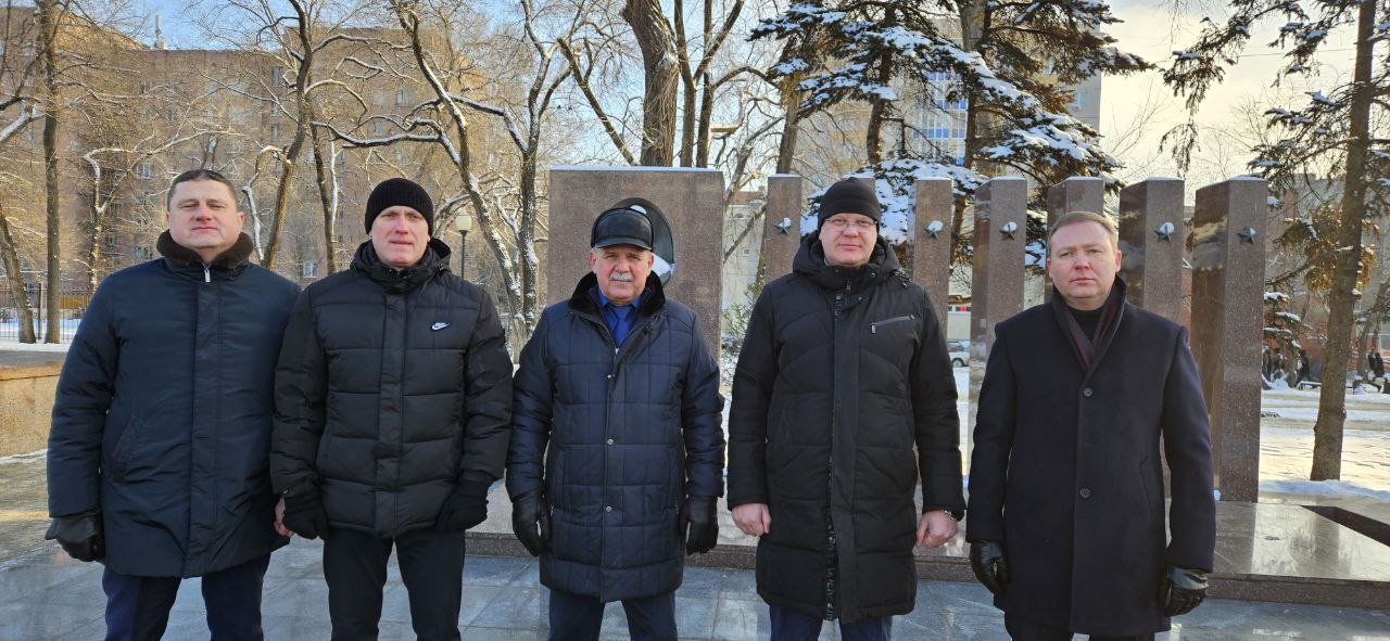 В Коминтерновском районе в преддверии 83-й годовщины освобождения Воронежа от немецко - фашистских захватчиков прошли торжественные церемонии возложения венков и цветов на братских могилах и воинских захоронениях В Коминтерновском районе в преддверии 83-й годовщины освобождения Воронежа от немецко - фашистских захватчиков прошли торжественные церемонии возложения венков и цветов на братских могилах и воинских захоронениях