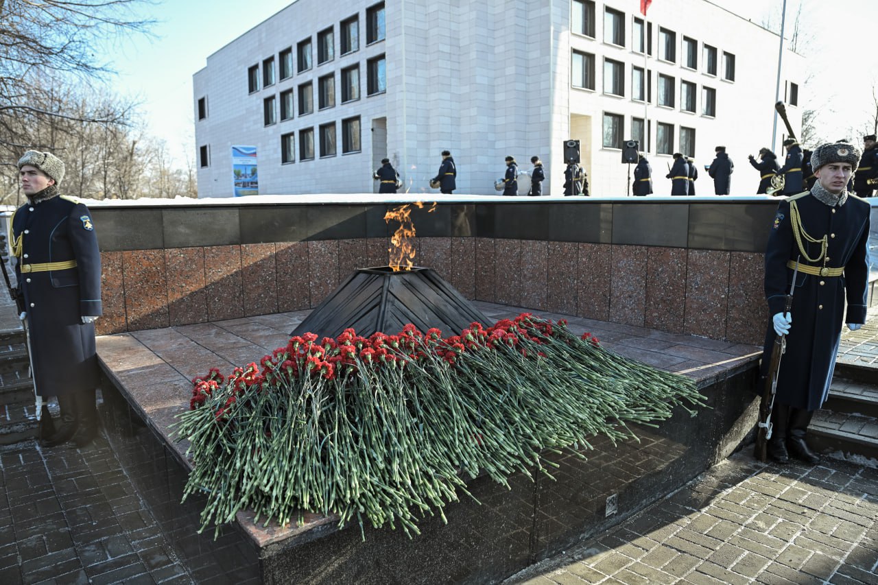 Генерал Бородин принял участие в церемонии возложения венков к 83-й годовщине освобождения Воронежа Генерал Бородин принял участие в церемонии возложения венков к 83-й годовщине освобождения Воронежа