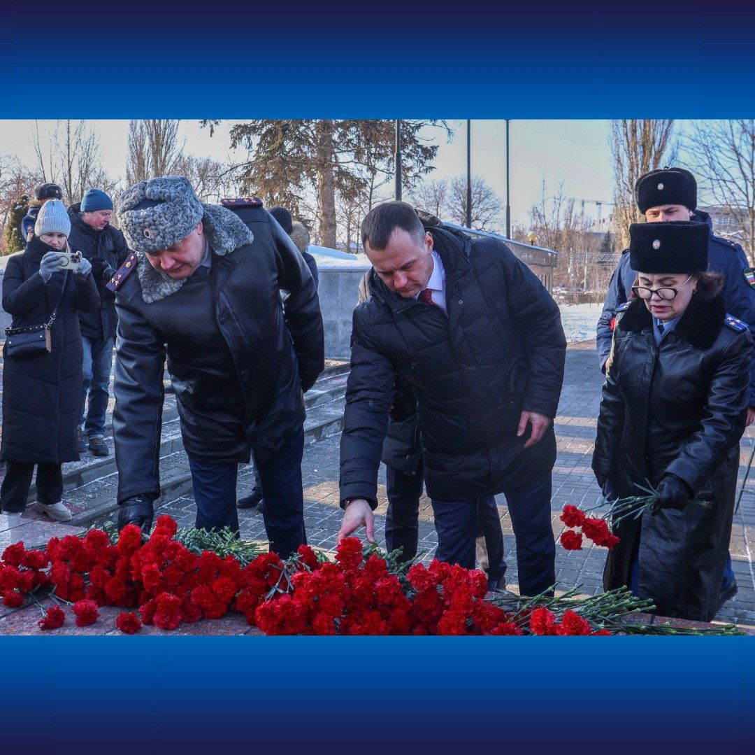 Сегодня, 23 января 2026 года, в преддверии 83-й годовщины освобождения Воронежа от немецко-фашистских захватчиков заместитель прокурора области Антон Родвиков принял участие в торжественной церемонии возложения венков и... Сегодня, 23 января 2026 года, в преддверии 83-й годовщины освобождения Воронежа от немецко-фашистских захватчиков заместитель прокурора области Антон Родвиков принял участие в торжественной церемонии возложения венков и...