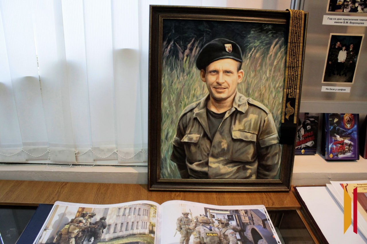 В воронежской гимназии №7 почтили память майора ФСБ Виктора Воронцова