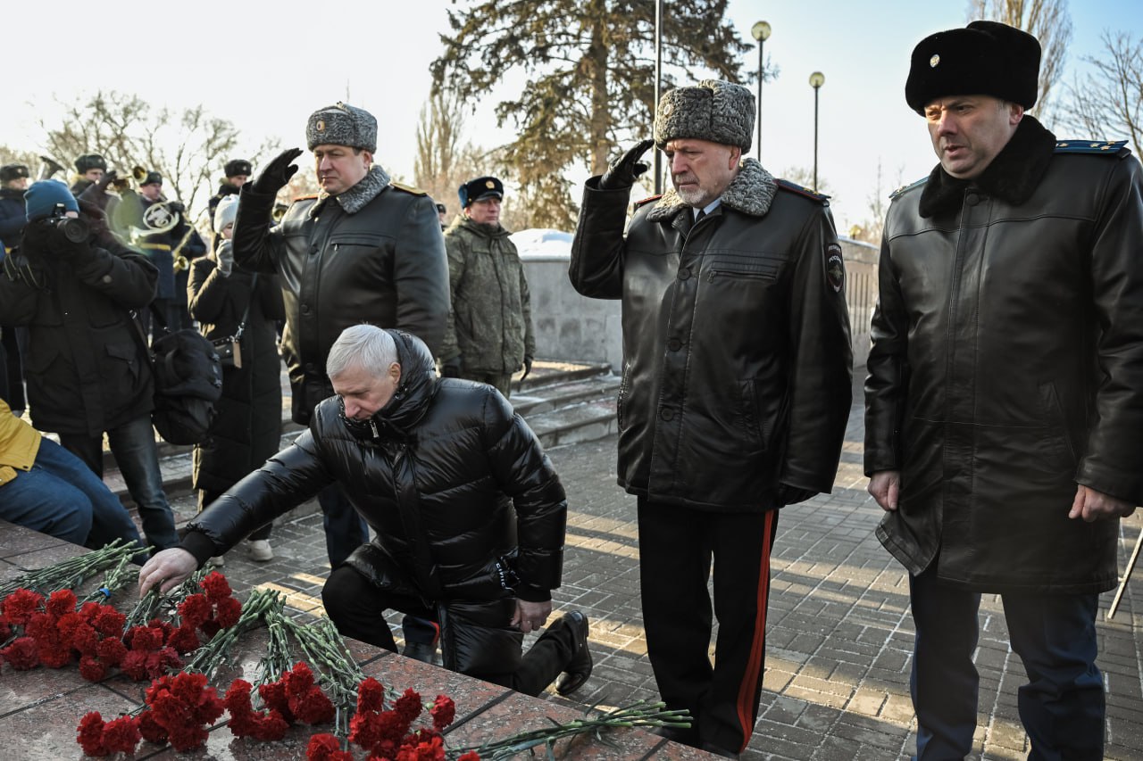 Генерал Бородин принял участие в церемонии возложения венков к 83-й годовщине освобождения Воронежа Генерал Бородин принял участие в церемонии возложения венков к 83-й годовщине освобождения Воронежа