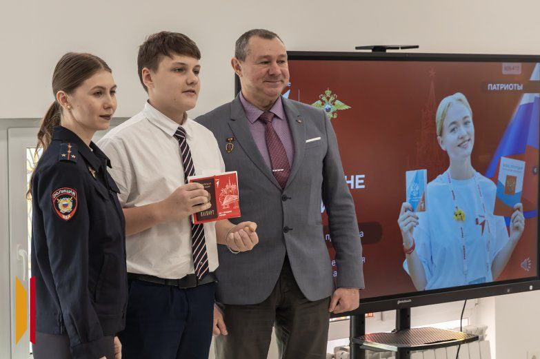 В Воронеже торжественно вручили паспорта юным жителям города