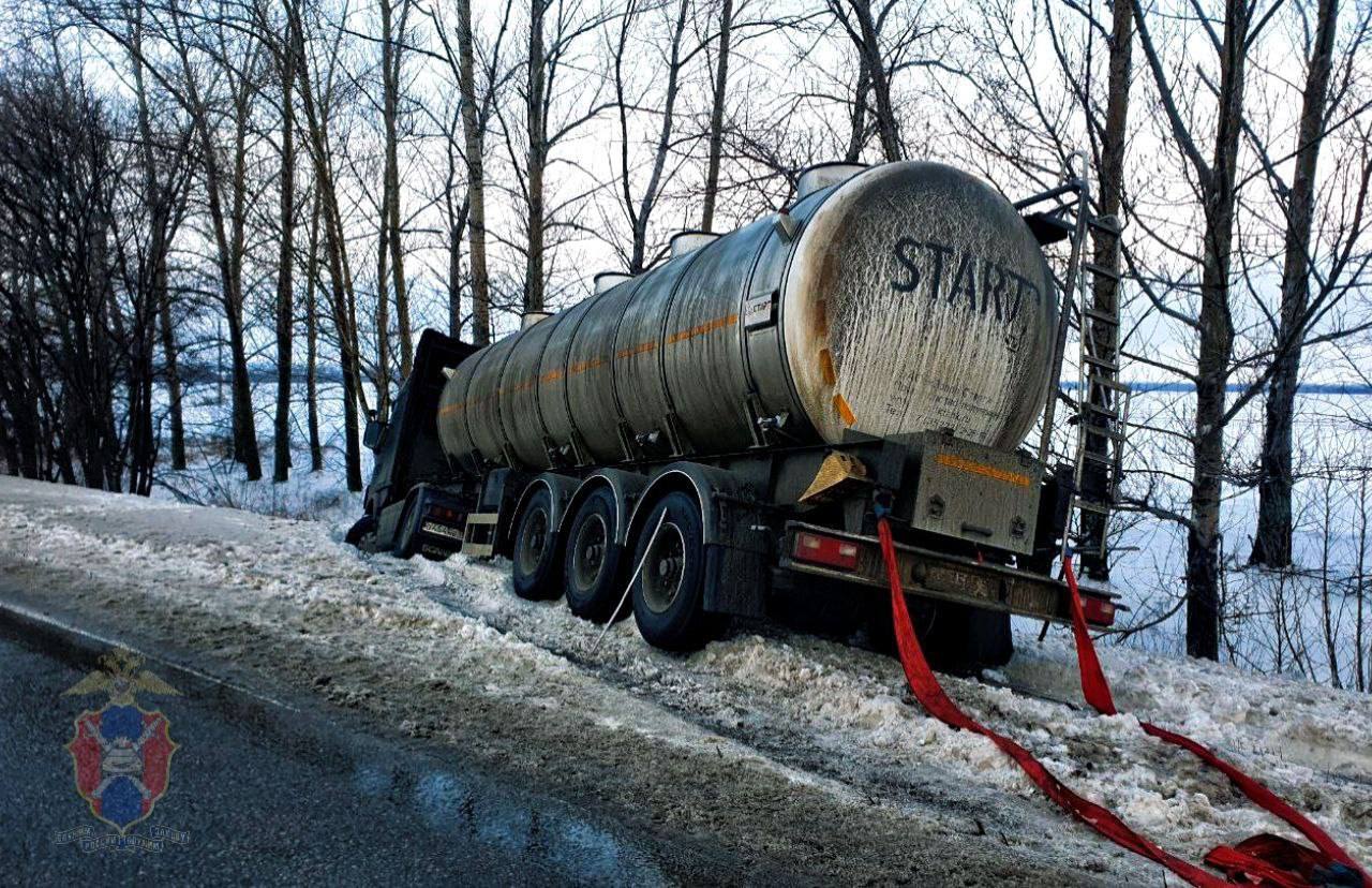 Воронежские полицейские помогли водителю фуры выбраться из заснеженного кювета Воронежские полицейские помогли водителю фуры выбраться из заснеженного кювета