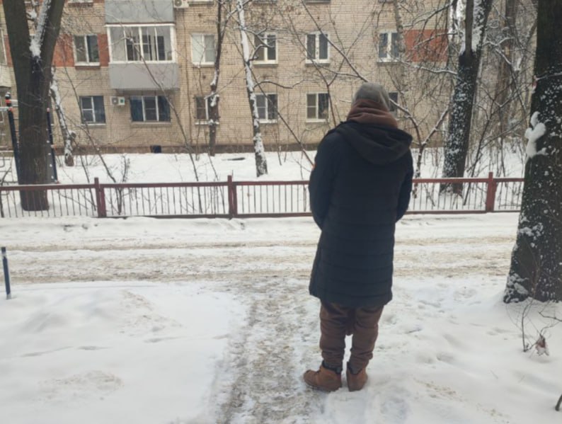 «Полез в приямок, как собака сутулая» – таинственный бомж кошмарит жильцов дома в центре Воронежа