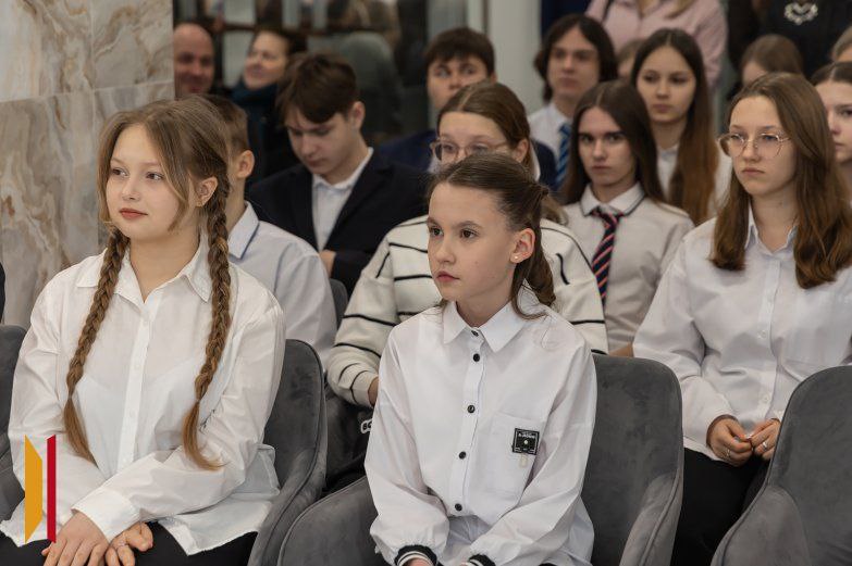 В Воронеже торжественно вручили паспорта юным жителям города В Воронеже торжественно вручили паспорта юным жителям города