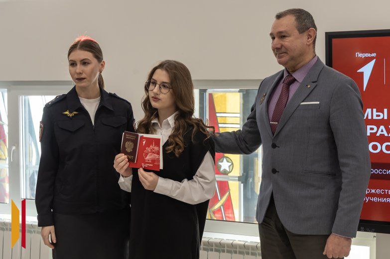 В Воронеже торжественно вручили паспорта юным жителям города В Воронеже торжественно вручили паспорта юным жителям города