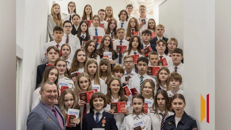 В Воронеже торжественно вручили паспорта юным жителям города В Воронеже торжественно вручили паспорта юным жителям города