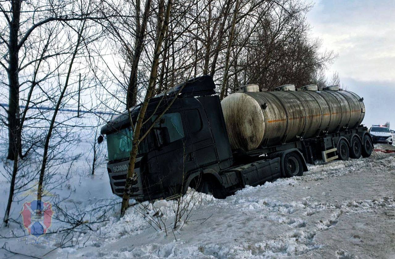 Воронежские полицейские помогли водителю фуры выбраться из заснеженного кювета