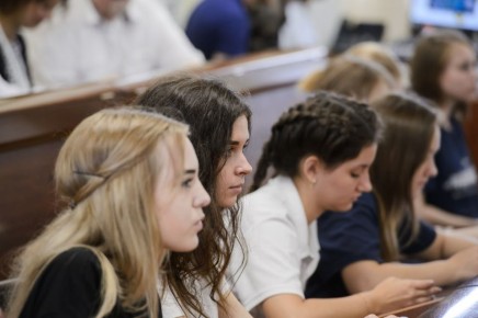 Губернатор Александр Гусев и председатель областной Думы Юрий Матузов поздравляют с Днем российского студенчества: