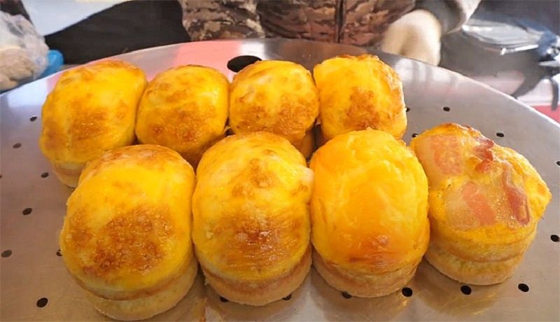 Сытный завтрак за 15 минут: японский способ запечь яичницу и хрустящую гренку вместе