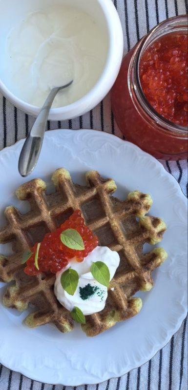 Кабачковые вафли с икорным акцентом: шикарный завтрак за копейки