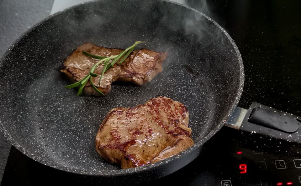 Как приготовить идеальный стейк на индукционной плите: полезные советы и пошаговое руководство