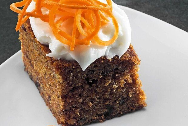 Морковный бисквит с кокосовыми сливками для любого постного стола