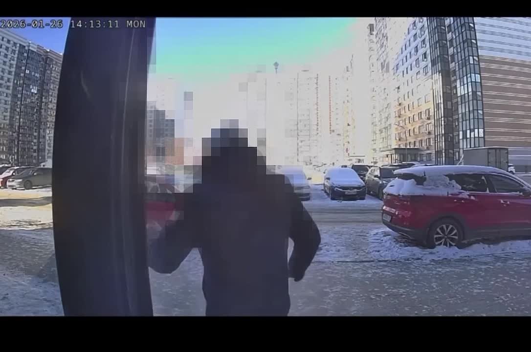 Воронежский бомж кидает в подъезде обкаканные штаны и обещает убить недовольных