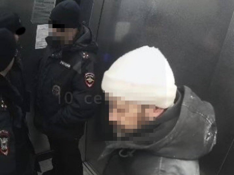 Воронежский бомж кидает в подъезде обкаканные штаны и обещает убить недовольных Воронежский бомж кидает в подъезде обкаканные штаны и обещает убить недовольных