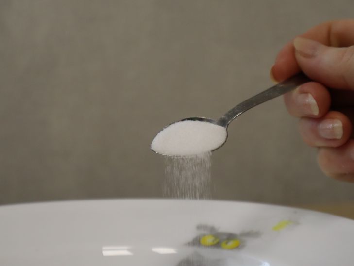 Простой трюк с обычной ложкой избавит вас от кошмара с нитками навсегда: вы такого еще не видели