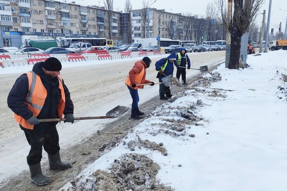 Комбинат благоустройства обрабатывает улицы песко-соляной смесью и расчищает снег Комбинат благоустройства обрабатывает улицы песко-соляной смесью и расчищает снег